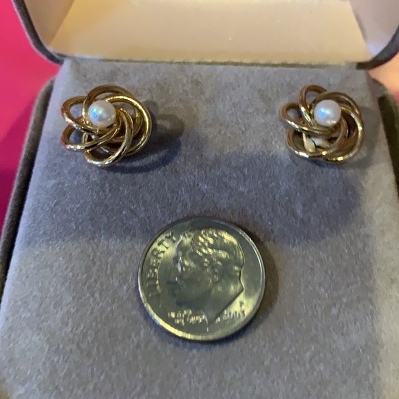 14K Gold and Pearl Knot-design stud earrings. - Picture 3 of 3